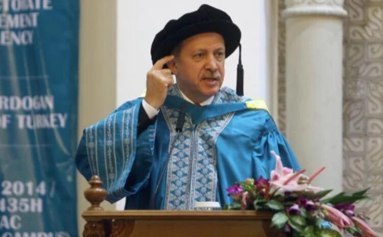 yirmiucderece's tweet photo. 📌 “Tayyip’e sor” davasında öğretim görevlisinin dört yıl hapsi istendi!

Marmara Üniversitesi Öğretim Görevlisi Bülend Nami Nomer 21 Ocak 2021’de Siyasal Bilgiler Fakültesi'nde İngilizce Introduction to Economics (Ekonomiye Giriş) dersinde 20 soruluk test sınavı yaptı. 

Ancak sorulardan birkaçı Cumhurbaşkanı Erdoğan tarafından beğenilmedi.

Nomer'in öğrencilerine hazırladığı sınavda:

"Bir çift ayakkabı almak istiyorsun ancak senin için çok pahalı, bu ne anlama geliyor?" sorusundaki şıklardan birine "Tayyip’e sor" ifadesine yer verdiği için, cumhurbaşkanına hakaret suçlamasıyla dört yıla kadar hapis istemiyle yargılanıyor. 

Bülend Nami Nomer'in perşembe günü yeni duruşması görülecek.