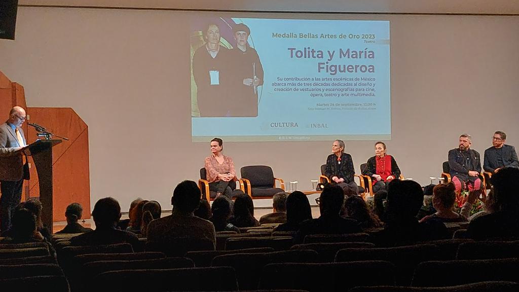 #teatro Hoy la <a href="/cultura_mx/">Secretaría de Cultura</a> y el <a href="/bellasartesinba/">Instituto Nacional de Bellas Artes y Literatura</a> entregan #medallabellasartes de oro a Tolita y María Figueroa, por su invaluable contribución a las artes escénicas de México.