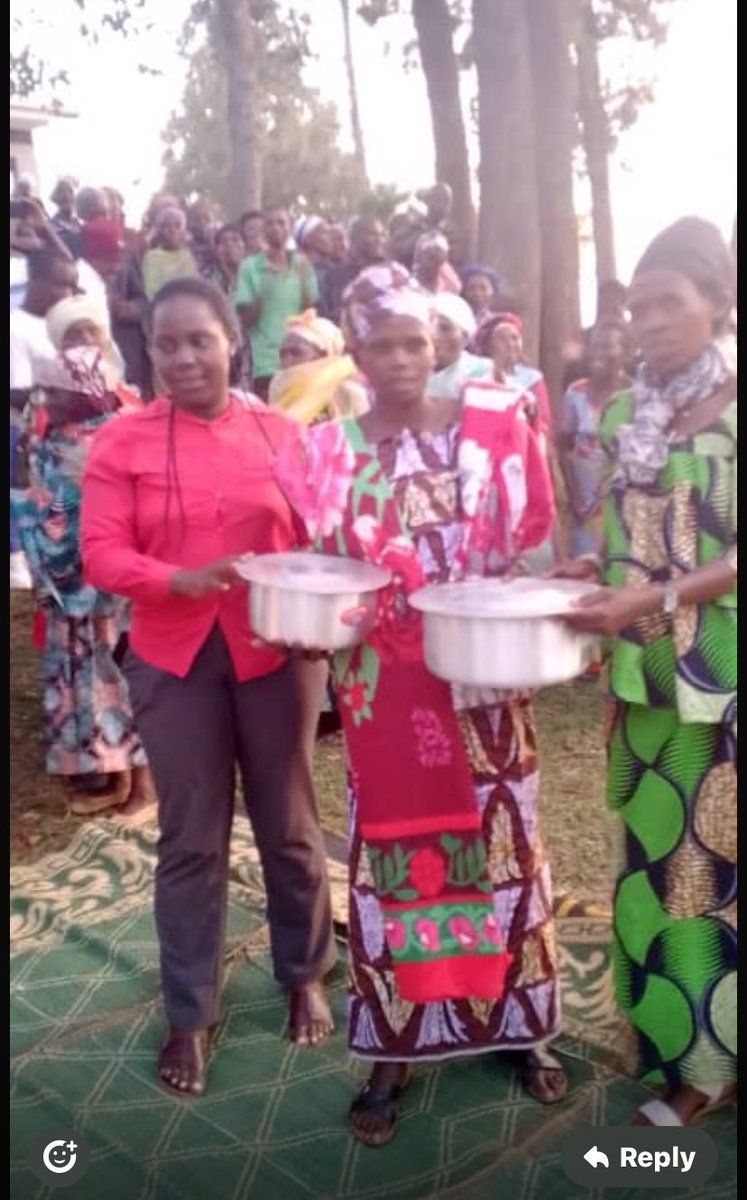 CRutsiro's tweet photo. Mutimawurugo @RutsiroDistrict muri gahunda yo gukemura ibibazo bibangamiye Umuryango nyarwanda(HSI)Dufatanyije n’inzego zibanze twafashije Umugore utishoboye kubona ibiribwa bitandukanye n’ibikoreshi by’Isuku @cnfwest96851 @RwandaWest @KamanziJackline @RwandaWomen https://t.co/mlC9pawAyP