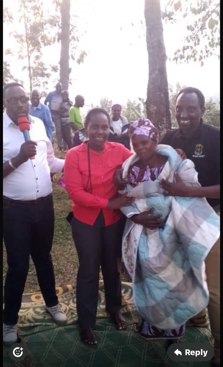 CRutsiro's tweet photo. Mutimawurugo @RutsiroDistrict muri gahunda yo gukemura ibibazo bibangamiye Umuryango nyarwanda(HSI)Dufatanyije n’inzego zibanze twafashije Umugore utishoboye kubona ibiribwa bitandukanye n’ibikoreshi by’Isuku @cnfwest96851 @RwandaWest @KamanziJackline @RwandaWomen https://t.co/mlC9pawAyP