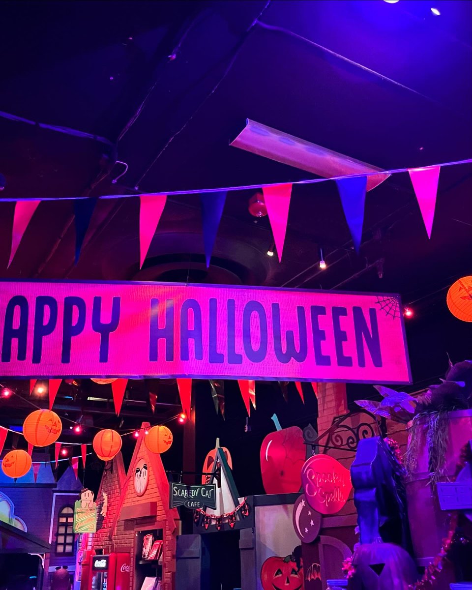 TheUOcommuter's tweet photo. I’m not ignoring you, I’m just thinking about the HHN31 Tribute Store 🧡

#hhn #spookyseason #tributestore #uoap https://t.co/Nzba7xzeAs