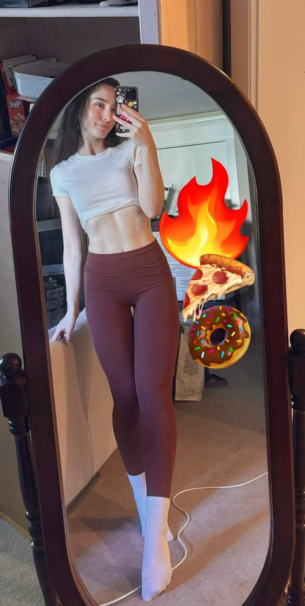 twitchcon was great!! but now it’s back into the sweet loving arms of gym 💪🏻😤