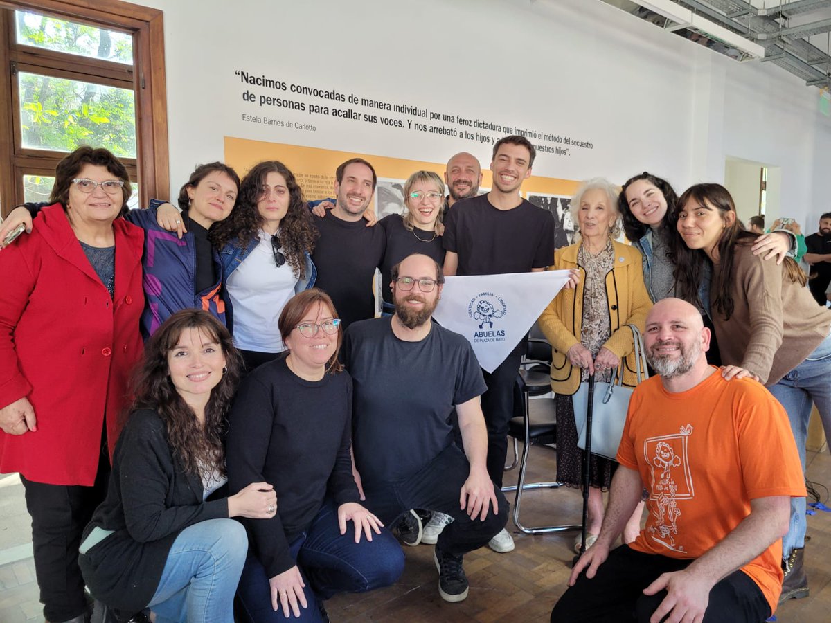 A pura emoción cierra la transmisión de <a href="/Cronicanunciada/">#CronicaAnunciada</a> por <a href="/futurockOk/">Futurock.fm</a> desde la Casa por la Identidad ❤️