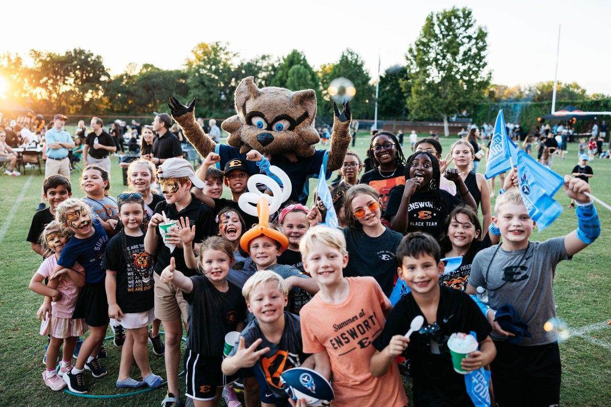 titanscommunity's tweet photo. We had a blast at Ensworth for last week's @Titans Fireball Fridays Game of the Week presented by @Whataburger!

A huge shoutout to #Titans special guests Daniel Brunskill, Gabe Jeudy-Lally, Kendell Brooks, Isaiah Iton, and Julius Wood👏📷🏈 https://t.co/t8C8RzJ5f8