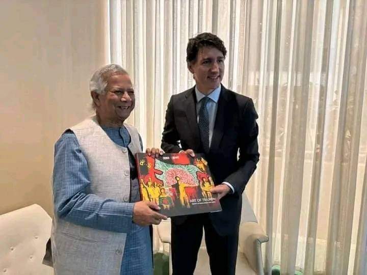 BasharSamrin's tweet image. Chief Adviser Professor Muhammad Yunus handing The Art of Triumph, an art book on the wall paintings of the Bangladeshi students and young people painted during and just after the revolution, to Justin Trudeau, the Prime Minister of Canada, at the UN headquarters in New York.