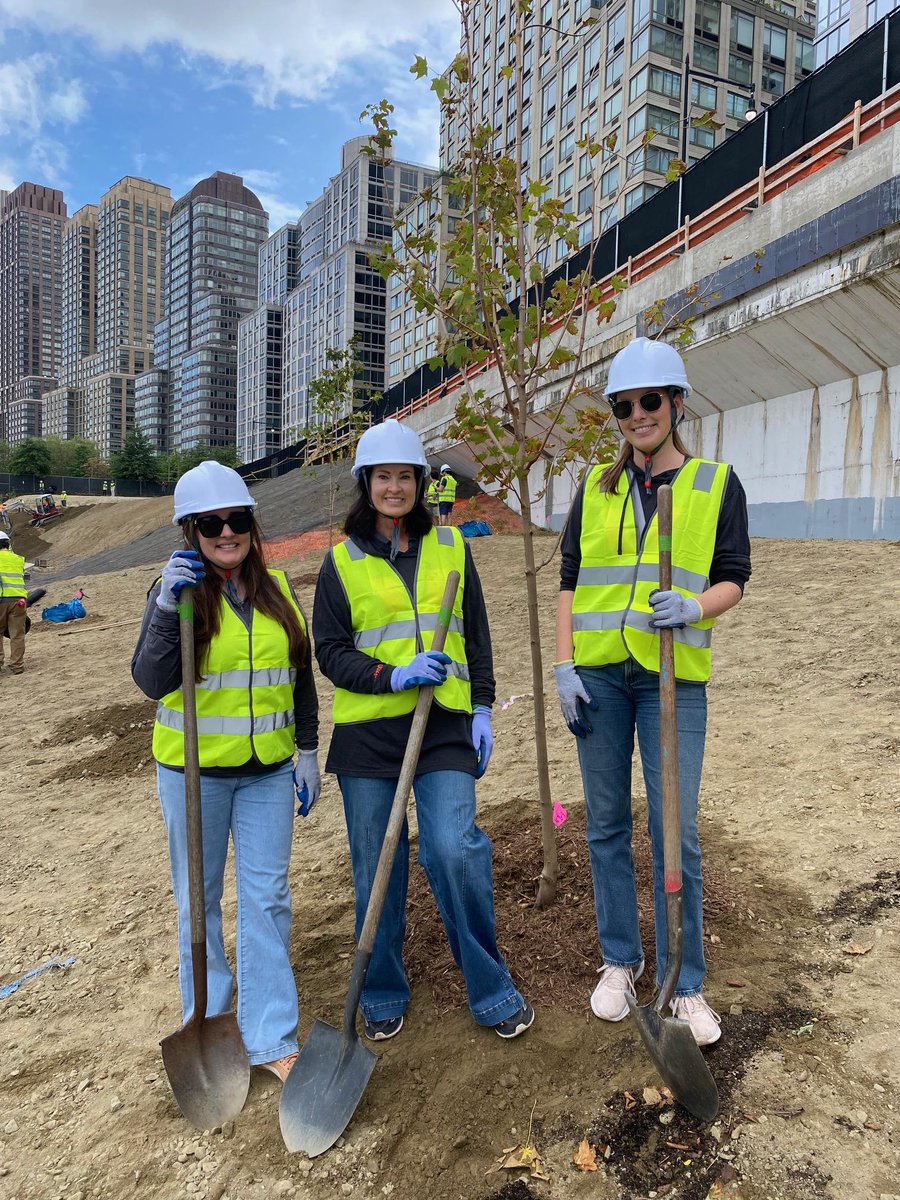 VerizonGreen's tweet photo. Dig it! 🌳 @Verizon kicked off Climate Week by working with our longtime partner, @arborday, to plant 40 trees in Riverside Park in NYC. Last year, Verizon surpassed its goal of planting 20 million trees - and we are not stopping there! #WorkGreenLiveGreen https://t.co/UB4uN0VRu0