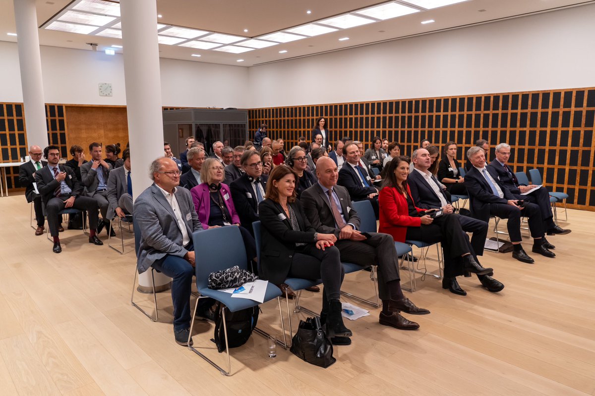 Die bayerische Wirtschaftsdelegation mit <a href="/HubertAiwanger/">Hubert Aiwanger</a> ist seit heute Nachmittag zum Thema #Wasserstoff unterwegs. 

Erste Station: Paris 🇫🇷 <a href="/AllemagneDiplo/">Ambassade d'Allemagne en France</a> 
Netzwerkabend mit französischen Unternehmen und Alexandra Dublanche, Vizepräsidentin der Region île-de-France.