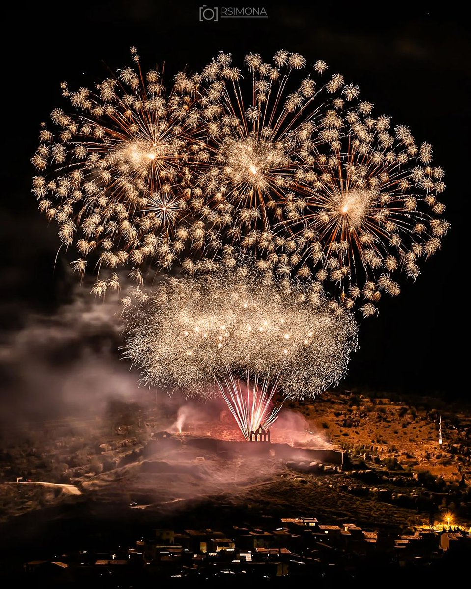 PostureigLleida's tweet photo. Per despedir lo dimarts, #piromusical #Ponentinament espectacular des del Castell de #Sanaüja de lo @rsimona. Bé, no sé si va ser musical, ni si va triar les cançons lo Gitano de Balaguer, però res a envejar al de "la seva". https://t.co/iVNdxVj9UL