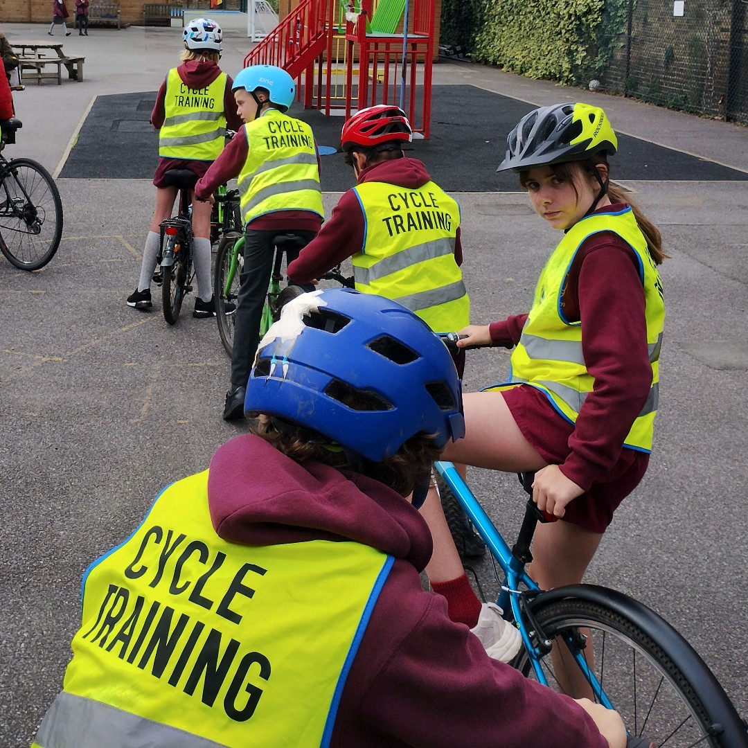 wandbc's tweet image. It's #CycletoSchoolWeek! 🚲

A pedal-powered commute is not only better for your family's health and wellbeing, but the planet too!

We teamed up with @BikeabilityUK to get young cyclists in Putney ready to ride to school.

Get pedal-ready at ➡️ cycletoschoolweek.com