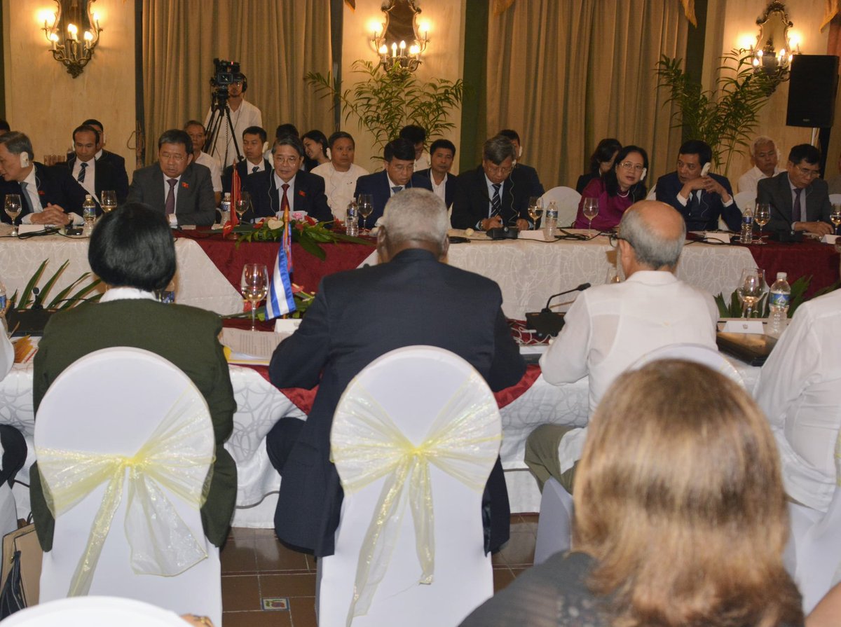 En Desarrollo | Encabezan Esteban Lazo, presidente de <a href="/AsambleaCuba/">Asamblea Nacional Cuba</a>, y Nguyen Duc Hai, vicepresidente de la Asamblea Nacional de Vietnam, la Primera Sesión Interparlamentaria #Vietnam🇻🇳-#Cuba🇨🇺; donde se propone cómo seguir fortaleciendo las históricas relaciones bilaterales