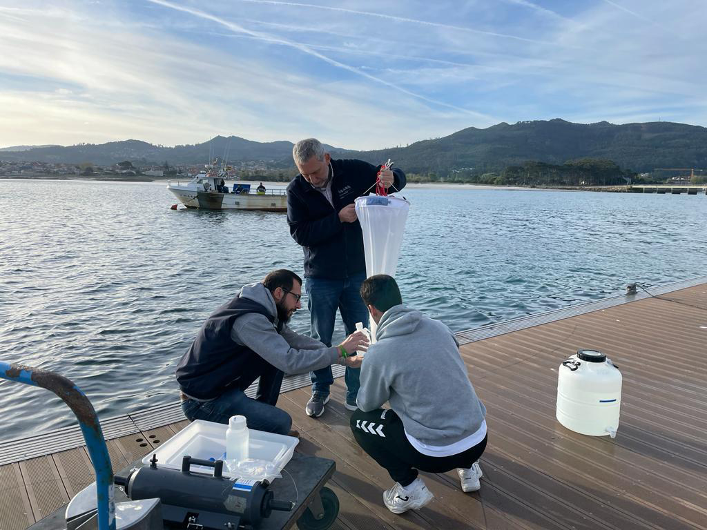 uvigo's tweet photo. ⚠️A ría de Vigo convértese en enclave singular para o proxecto de monitorización da biodiversidade das costas europeas da rede EMO BON no que participa persoal investigador do @CIM_Uvigo.

➡️ https://t.co/oFaYmJ9Wbp

#MáisUVigo #UVigo100x100 #SempreUVigo #VivoUVigo #SomosUVigo https://t.co/MlOSOs5Vzt