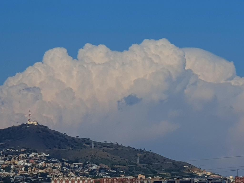 meteoecovisual's tweet photo. #cumulonimbus #calvus afectando a la #costabrava visto desde Sant Boi
#santboi
#santboidellobregat
#baixllobregat
#meteoecovisual
#meteobaixllobregat
#lluvia #nubes
#cielos #cielo
#tormenta #tormentas
#cazatormentas
#meteorologia
#observadormeteorologico https://t.co/60mpjmqxt4