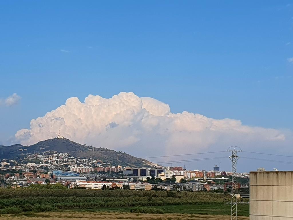meteoecovisual's tweet photo. #cumulonimbus #calvus afectando a la #costabrava visto desde Sant Boi
#santboi
#santboidellobregat
#baixllobregat
#meteoecovisual
#meteobaixllobregat
#lluvia #nubes
#cielos #cielo
#tormenta #tormentas
#cazatormentas
#meteorologia
#observadormeteorologico https://t.co/60mpjmqxt4