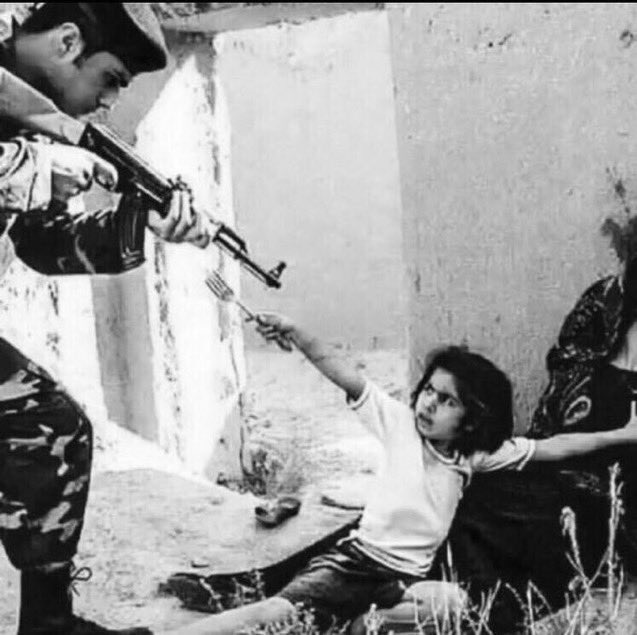 مال الشجاعه عمر وانتي .. كبيره
نظراتك بوجه العدا سيف ذبـاح
ٓ
لو كان ما عندك جيوش .. وذخيره
من قو باسك شوكتك صارت سلاح