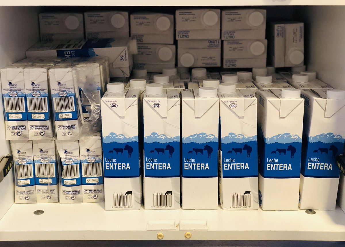 martafloresseg's tweet photo. Stock de leche (unos 50 litros) que debería durarnos cerca de un mes. 

Nos saldría más a cuenta adoptar una vaca.

#familianumerosa #tragones https://t.co/0EvJ22IiLa