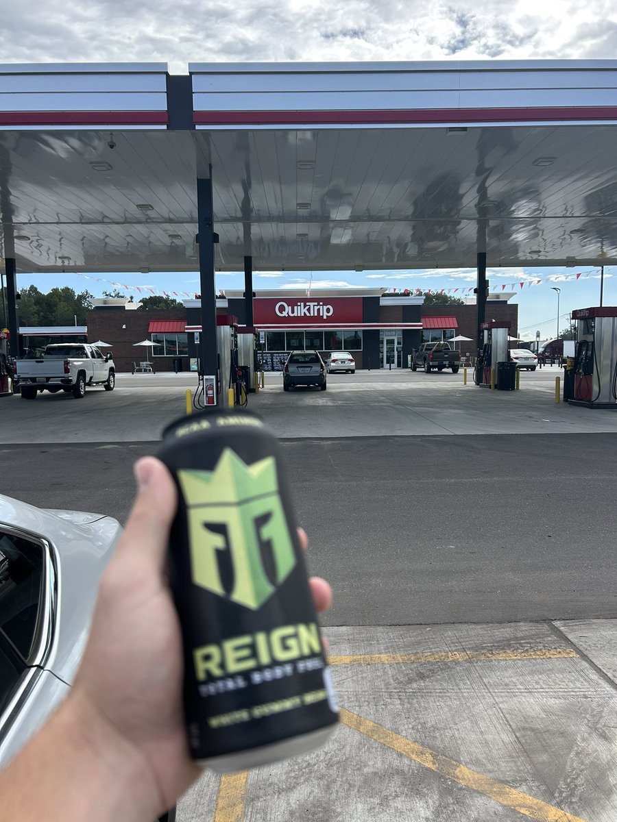 Rowell_9's tweet photo. Had to stop by my local @QuikTrip to get an energy drink before class and noticed my tires were low on air. Well guess what… @QuikTrip provides free air pumps!! @JoshPateCFB this place has EVERYTHING!!
#LateKick #QT #CollegeLife https://t.co/gYKr3AlulM