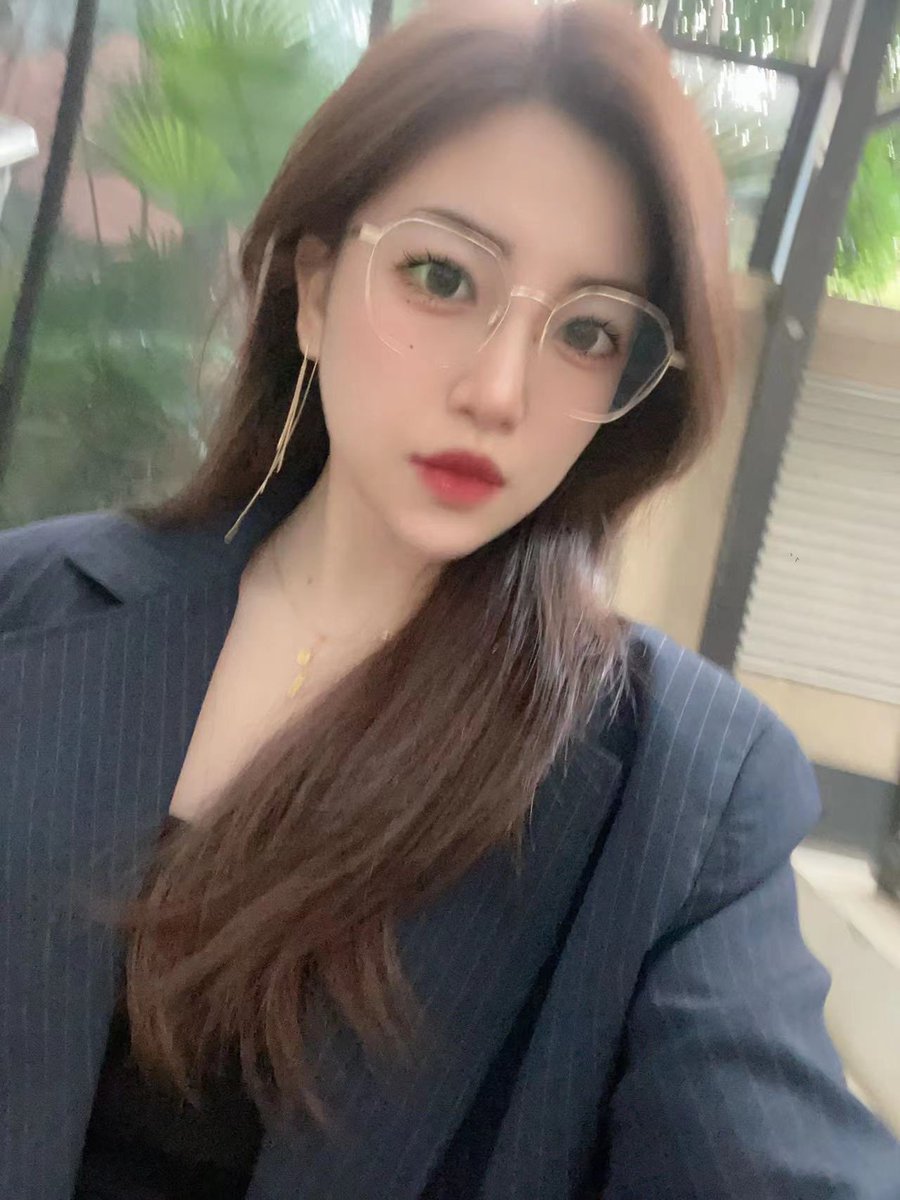 【网友投稿 No.1095】俩孩子妈，喜欢的会多放反差照 #眼镜娘 #眼镜妹 #投稿 #反差 #投稿曝光 #女友 #女友分享 #女友系列 #女同学 #女同事 https://t.co/pG4dO9mTQe