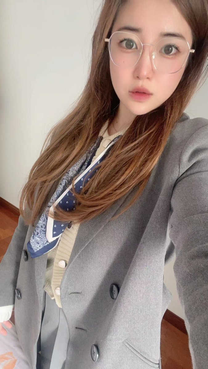 【网友投稿 No.1095】俩孩子妈，喜欢的会多放反差照 #眼镜娘 #眼镜妹 #投稿 #反差 #投稿曝光 #女友 #女友分享 #女友系列 #女同学 #女同事 https://t.co/pG4dO9mTQe