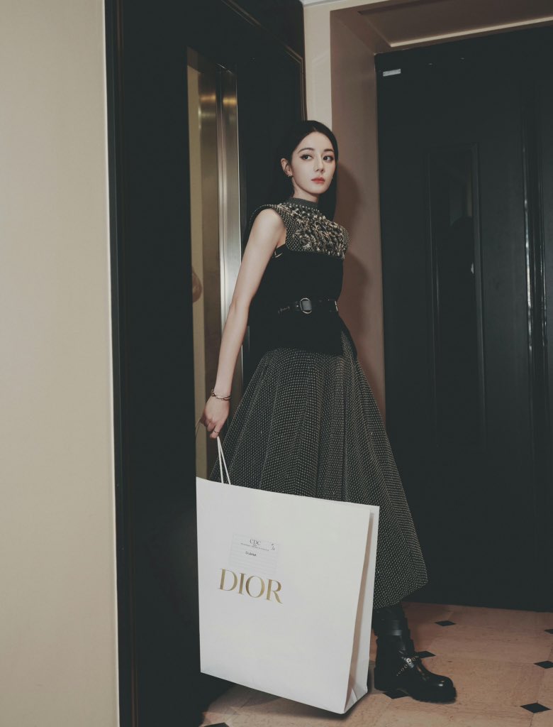 #DilrabaxDiorSS25
Dilraba  Dior PFW2024,
the most beautiful firework in the world is you. Yes, the most beautiful Barbie is you.
#Dilraba