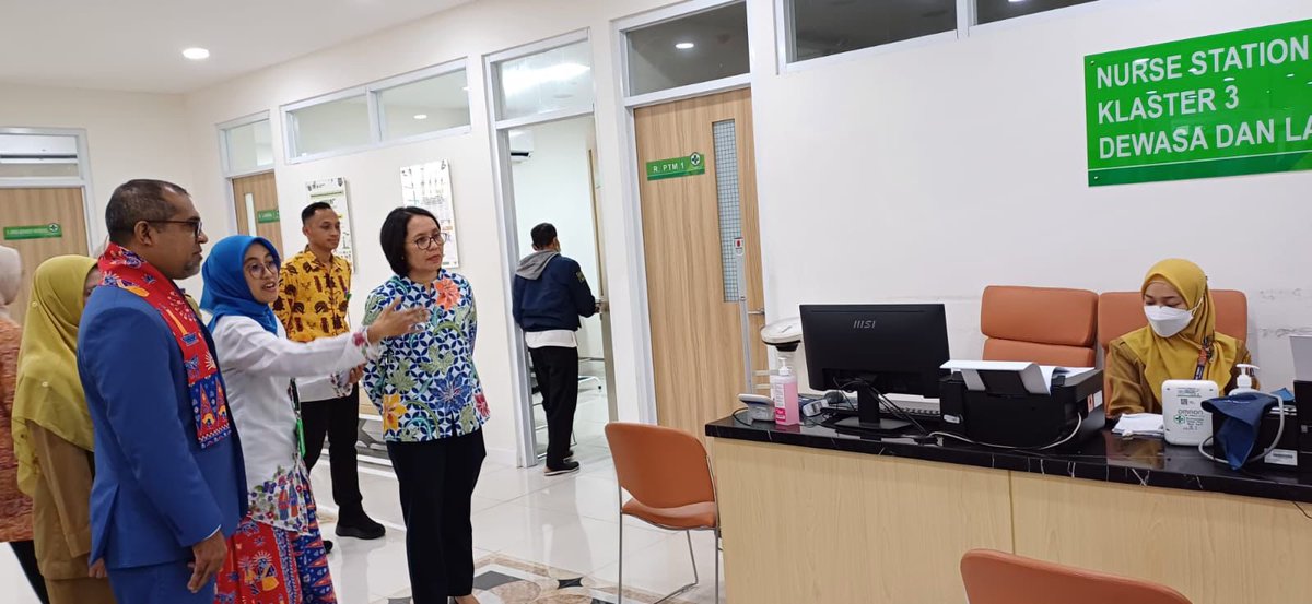 Minister <a href="/abkhaleel/">Abdulla Khaleel</a> visited the Tebet Community Health Centre in Jakarta today. He toured its departments and learned how the centre employs innovative tools and approaches to serve as a vital one-stop primary care hub for the community. #primaryhealthcare #communityhealth