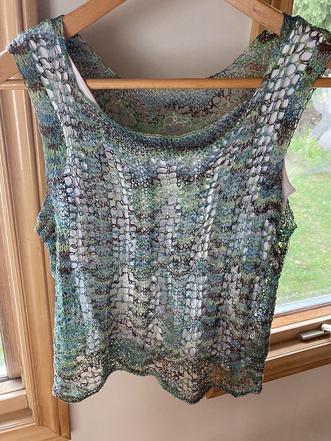 Summer may be over in the Northern Hemisphere but that does not mean the end of lace knitting. The Waves of Lace pattern can be layered or worn on its own. Here fcp on Ravelry has worked her stunning version in Claudia Hand Painted Yarns Linen Lace.
ravelry.com/patterns/libra…