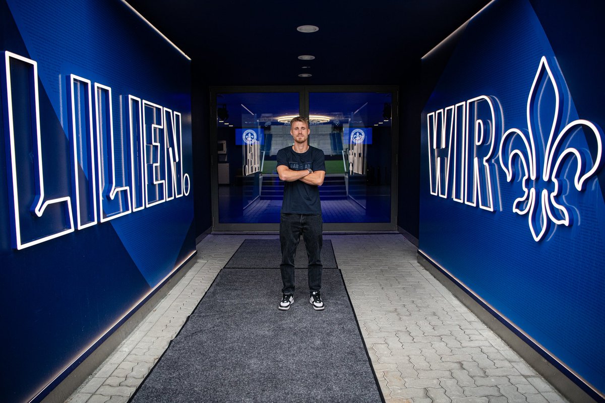 SVD98EN's tweet photo. 🚨 New Signing 🚨
Another day and another 🆕 signing at #Böllenfalltor! Marco #Thiede is now a Lilie ⚜ The second division experienced right-back had already trained with #sv98 last week and signed his contract with #Lilien today. Guuude, Marco! 🫡 https://t.co/yzUBHjJjGu