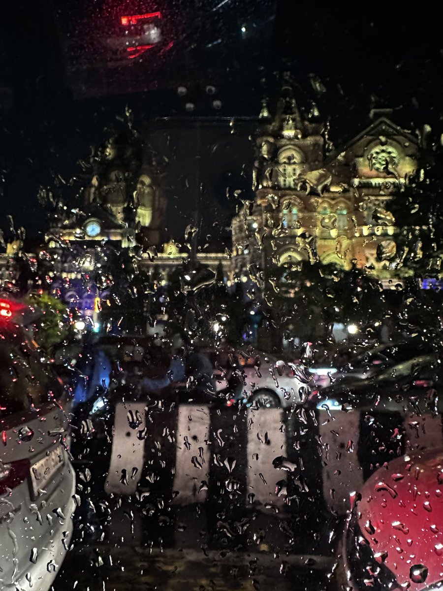 jayantikasingh's tweet photo. Somewhere elsewhere, Autumn beckons 🍂. But here we’re clutching on to the only season we know of. 678295th rainy day in the bay https://t.co/v1wmM1wKeA