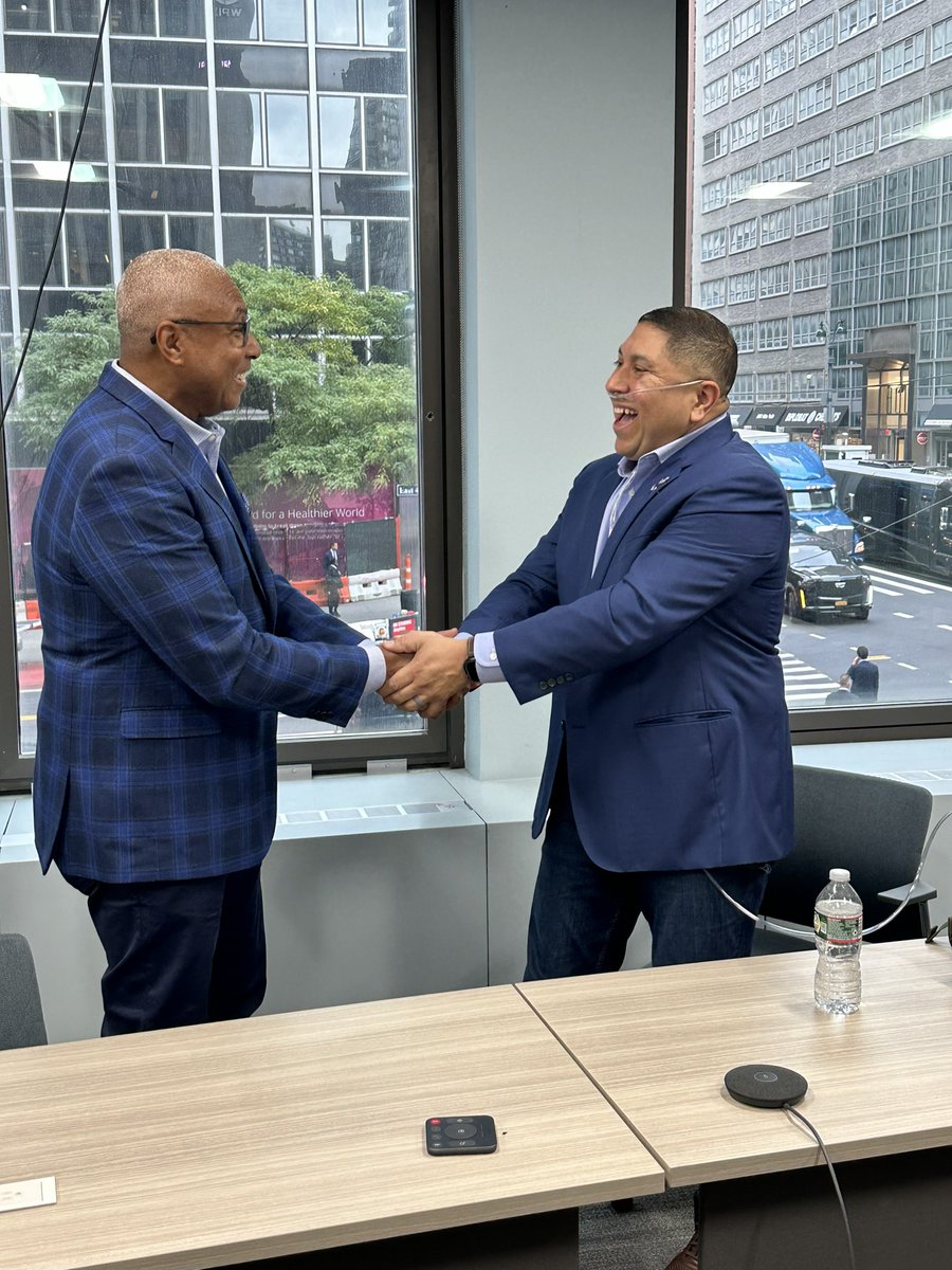 Burnpit360's tweet image. Burn Pits 360 teamed up with legendary @Yankees @bw51official and @Boehringer Ingelheim to raise awareness about Interstitial Lung Disease (ILD) @PIX11News 
#pactact #ILD #CB #veterans #burnpits #military #SCOTUS #army #burnpits360 #Texas #berniewilliams #newyorkyankees