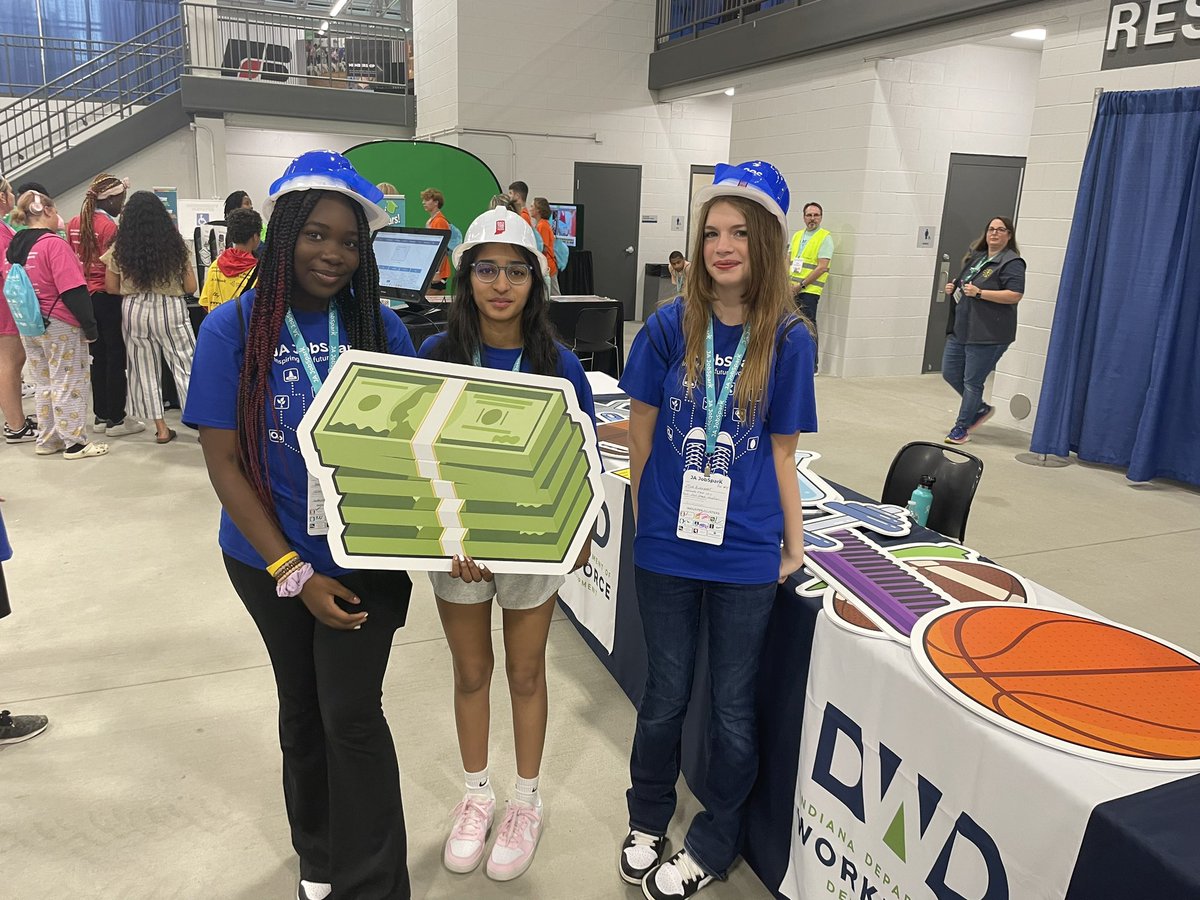 jagindiana's tweet image. What do you want to be? Explore careers at the @WorkforceIND table with us at #JAJobSpark! ⚒️ 💰 🌽