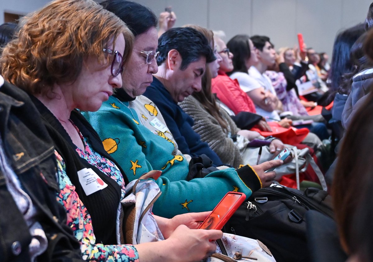 IsabelSegoviaO's tweet photo. ¡Iniciamos el #ForoEducativoDistrital 2024! Hoy nos reunimos con la firme convicción de que la educación es la base sobre la cual estamos construyendo una ciudad más educada, más inclusiva y que responda a las necesidades de las niñas, niños y jóvenes de @Bogota 

Gracias a este foro, durante los dos últimos meses, docentes, estudiantes, familias y las comunidades educativas de todas las localidades, reflexionaron sobre su rol en la construcción de una ciudad más educada e inclusiva.