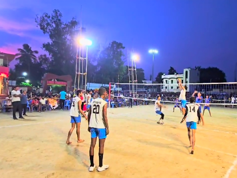 patnanewslive's tweet image. राज्यस्तरीय वॉलीबॉल प्रतियोगिता में बेगूसराय के खिलाड़ियों का दबदबा, तीनों मैच में जिले का टीम जीता

#volleyball #StateLevel #Begusarai  #Bihar