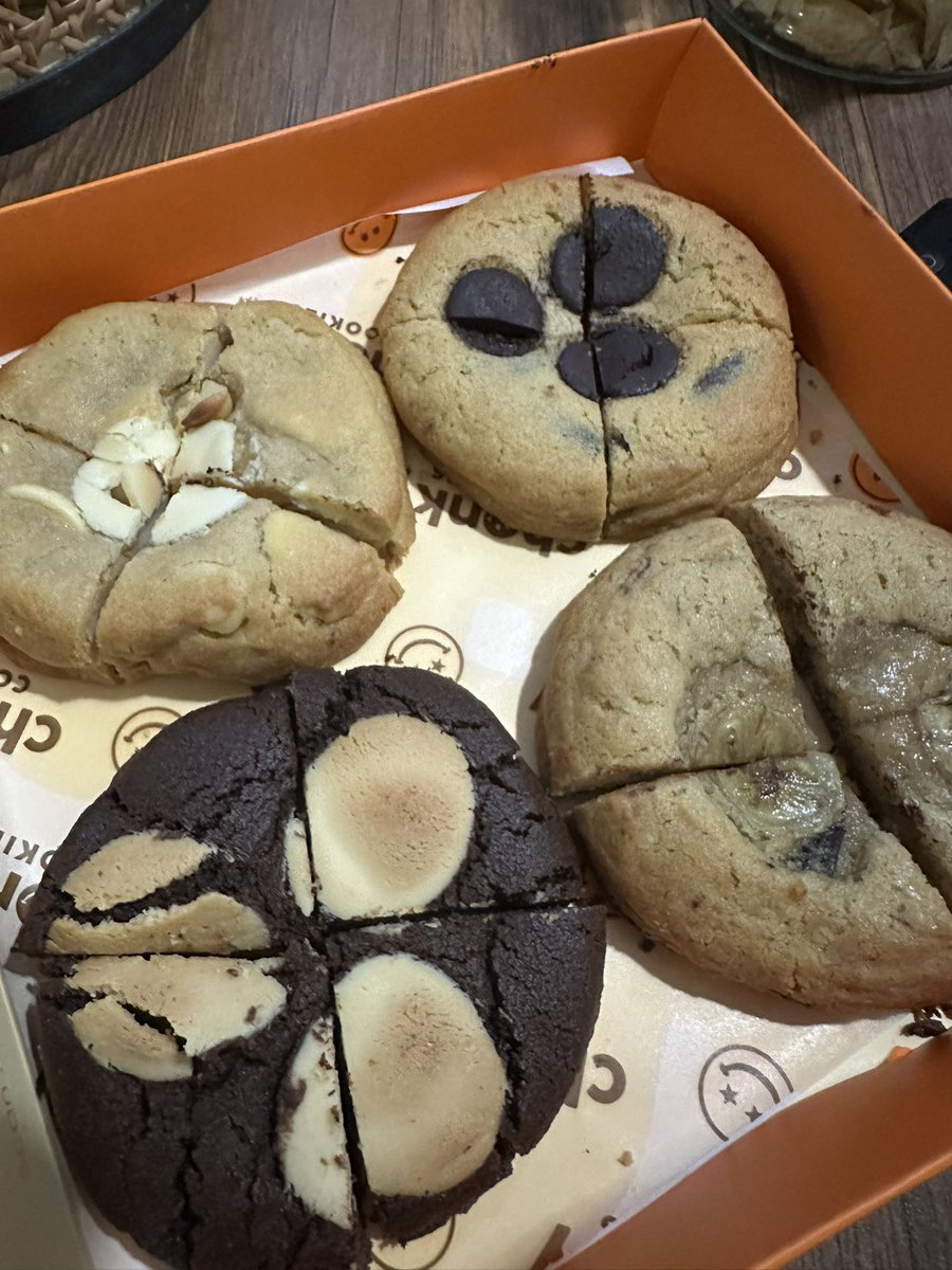 elizanathaniel's tweet photo. And I ask myself why I can’t seem to lose the baby weight. 😌 https://t.co/5jUcTiXmL6