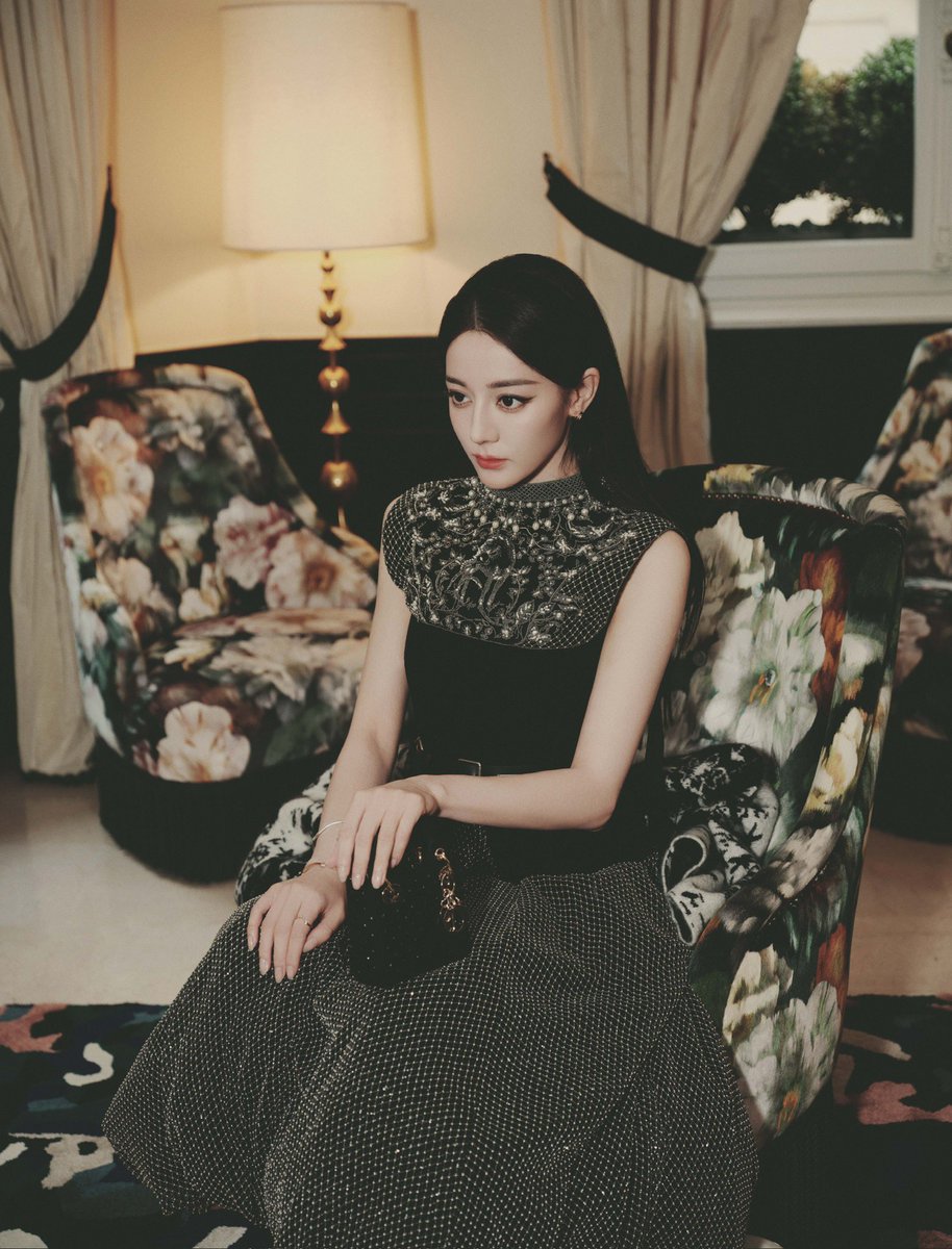 Alice_rb603's tweet photo. Dilraba’s location photo of Paris Fashion Week today is finally here! It‘s finally updated!! I like these pictures so much! Dilraba and @Dior are really a good match!🤩🤩

Cr：weibo@嘉行迪丽热巴工作室
Dilraba Dior PFW2024
#DilrabaXDiorSS25
#Dilraba
#DiorSS25 https://t.co/IpRE3Oci0x
