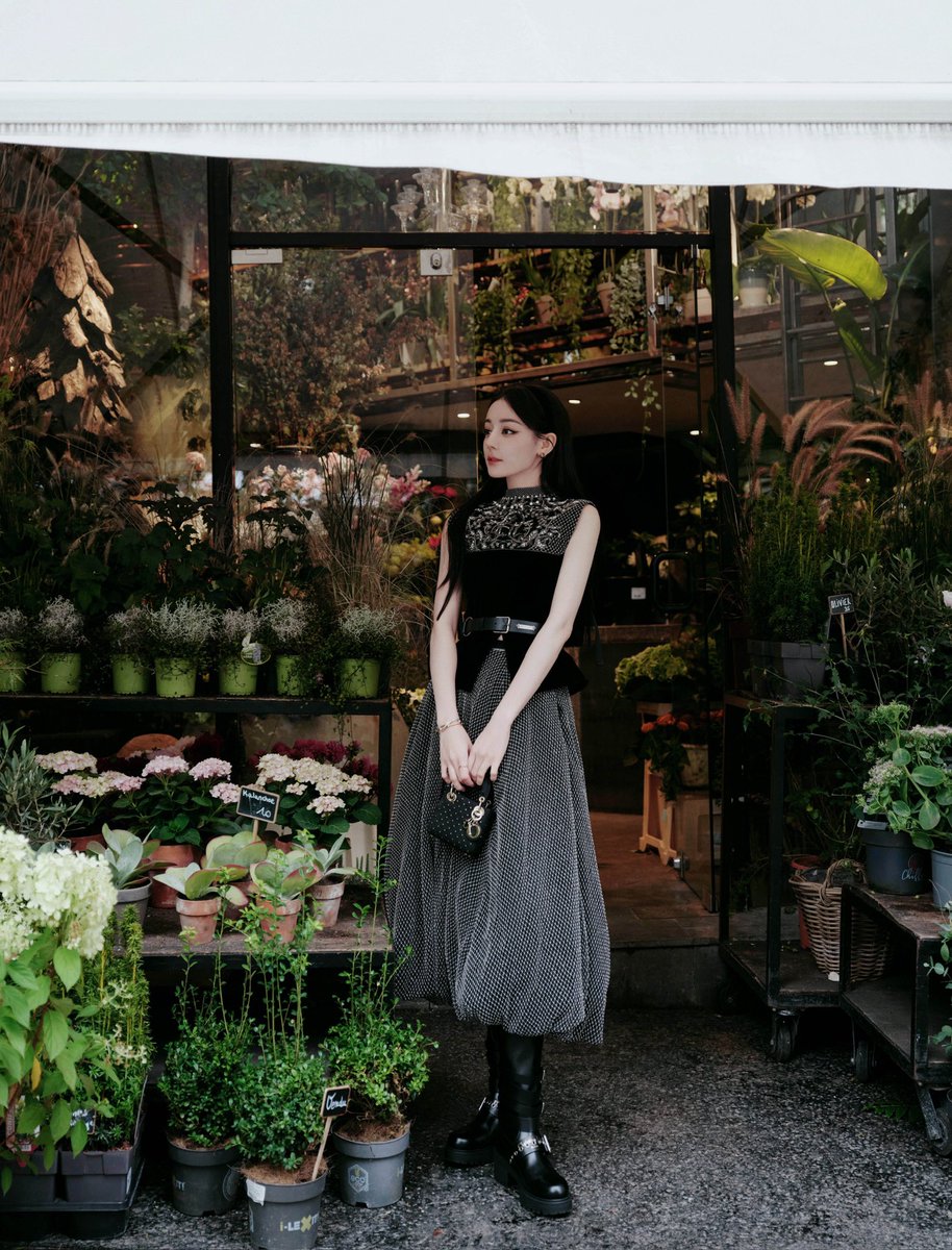 Alice_rb603's tweet photo. Dilraba’s location photo of Paris Fashion Week today is finally here! It‘s finally updated!! I like these pictures so much! Dilraba and @Dior are really a good match!🤩🤩

Cr：weibo@嘉行迪丽热巴工作室
Dilraba Dior PFW2024
#DilrabaXDiorSS25
#Dilraba
#DiorSS25 https://t.co/IpRE3Oci0x