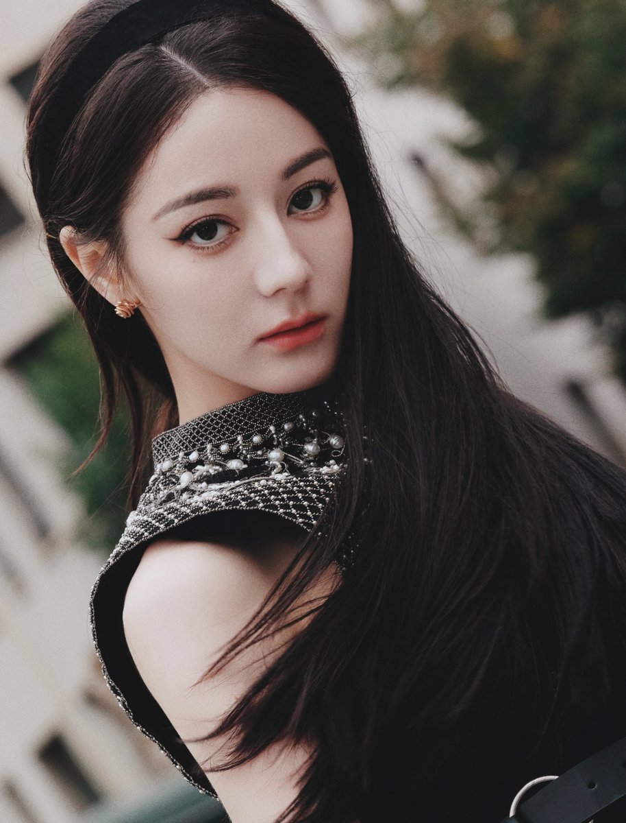 Alice_rb603's tweet photo. Dilraba’s location photo of Paris Fashion Week today is finally here! It‘s finally updated!! I like these pictures so much! Dilraba and @Dior are really a good match!🤩🤩

Cr：weibo@嘉行迪丽热巴工作室
Dilraba Dior PFW2024
#DilrabaXDiorSS25
#Dilraba
#DiorSS25 https://t.co/IpRE3Oci0x