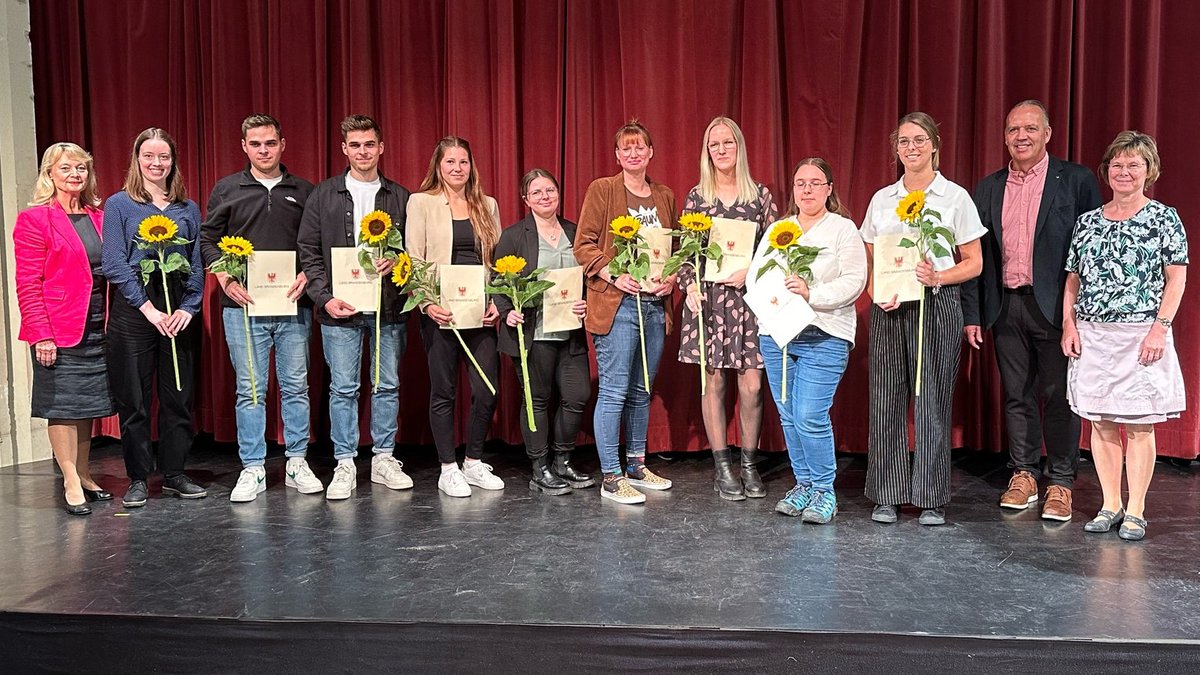 Herzlich #Willkommen! 25 Studierende steigen zum Wintersemester neu ins #BrandenburgStipendium ein und werden später an #Schulen in ländlichen Regionen als #Lehrer|innen arbeiten. Staatssekretärin <a href="/ClaudiaZinke/">Claudia Zinke</a> begrüßte sie beim Festakt in Potsdam. #twlz 
mbjs.brandenburg.de/aktuelles/pres…