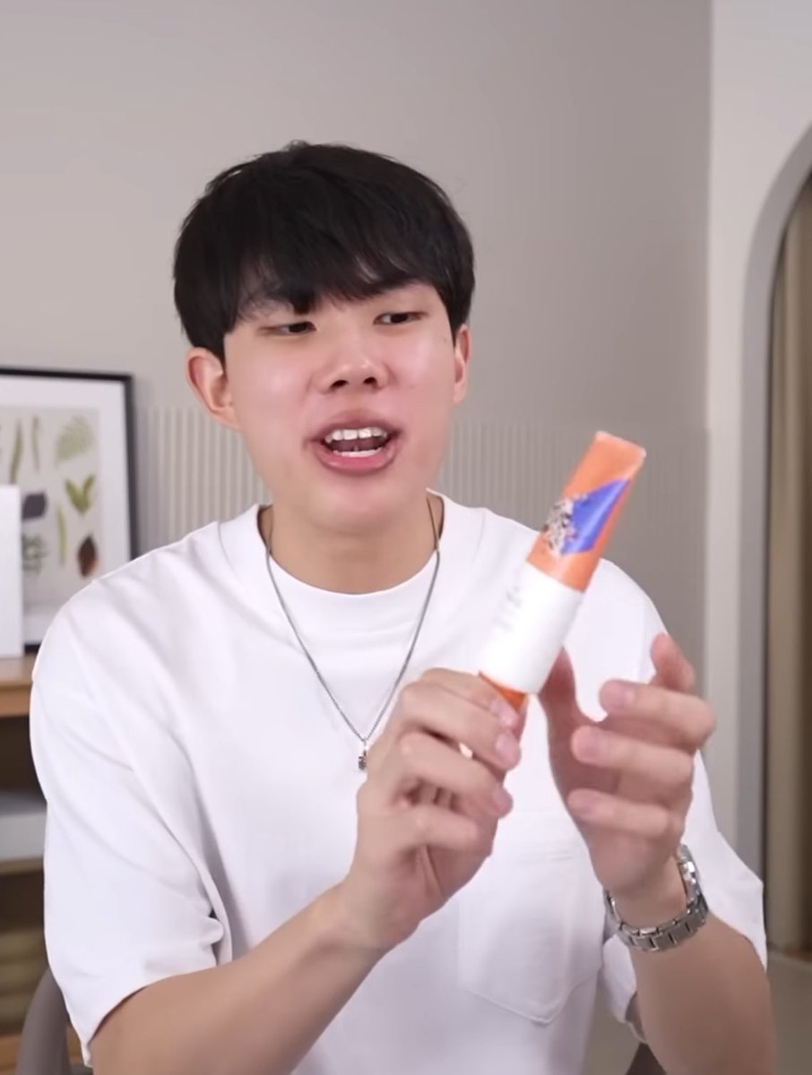 ตัวนิคับ ที่สุดของที่สุด ใช้แล้วไม่ผิดหวัง คุณอิ๊งก็ประทับใจ เราก็โคตรชอบ หมดไปหลายหลอดมาก ละคือเพื่อนก็ใช้ตามหลายคนเลย คือดีมากจริงๆ กู้ผิวหน้าแหกได้ดีมากกกกกก ดีพอๆกับลาโรชB5+ แต่คอนเฟิมว่าเนื้อไม่หนักเท่า ผิวชุ่มชื้นขึ้น ผิวแข็งแรงขึ้น เดอะเบสของครีมกู้หน้าจริงๆ 🥺✌🏻