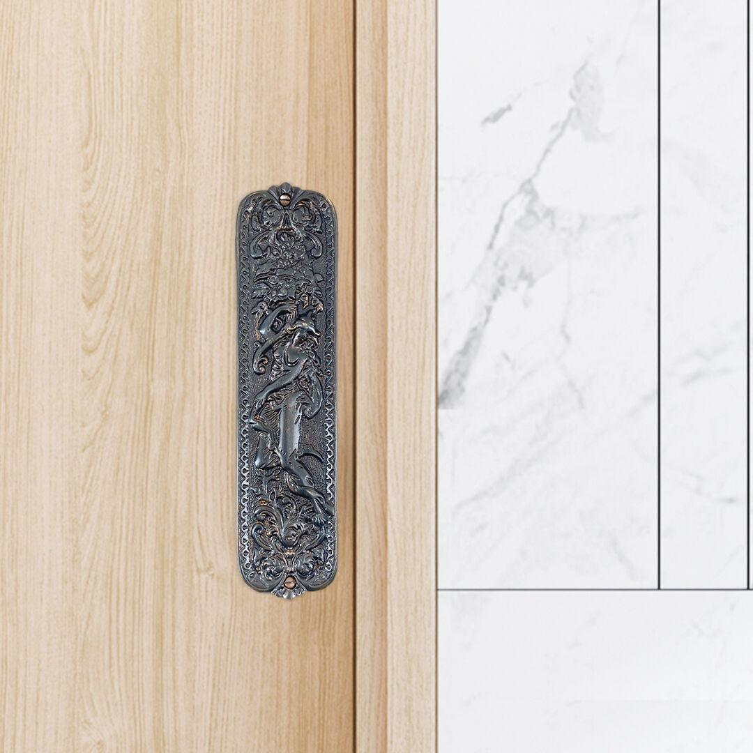 Judgehardware's tweet image. A touch of magic that greets you at the door. 🧚‍♀️ The Maiden Motif Finger Plate, crafted from solid brass, welcomes explorers and adventurers with its enchanting design. Choose the perfect finish to adorn your door with this impressive accessory. ✨ 

#JudgeHardware #PushPlate