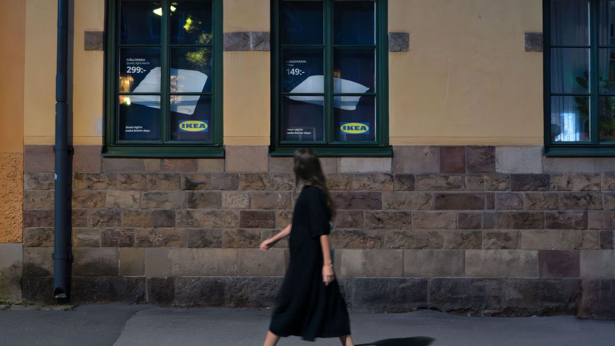 traZZic's tweet photo. IKEA convierte las ventanas de las casas en un sorprendente soporte publicitario https://t.co/DDU7TtkkVY https://t.co/WyHO0loNpc
