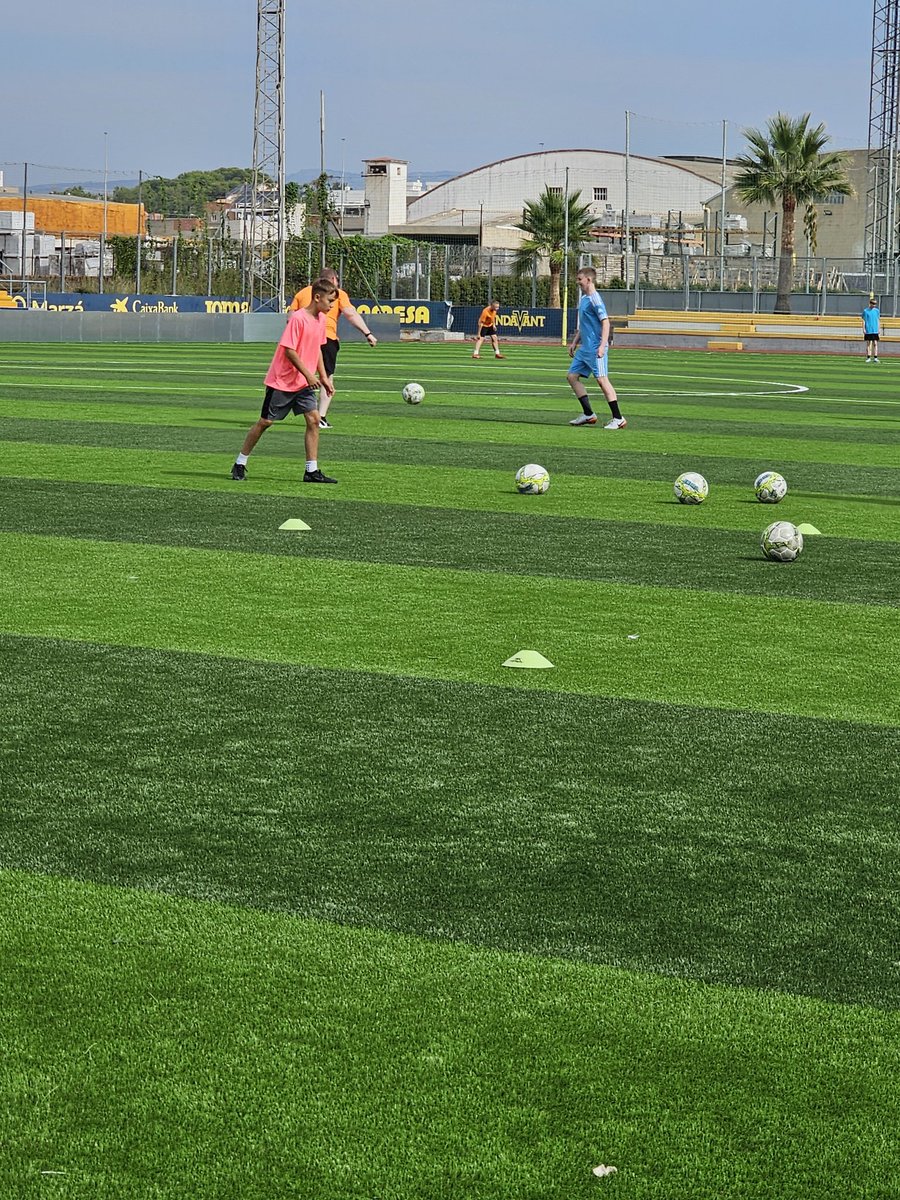 TEAMPEGW's tweet image. Last day of training. We started off with team warm-ups to get us hyped up for a game against each other @Greenwood_Acad #goodfun #footballfever