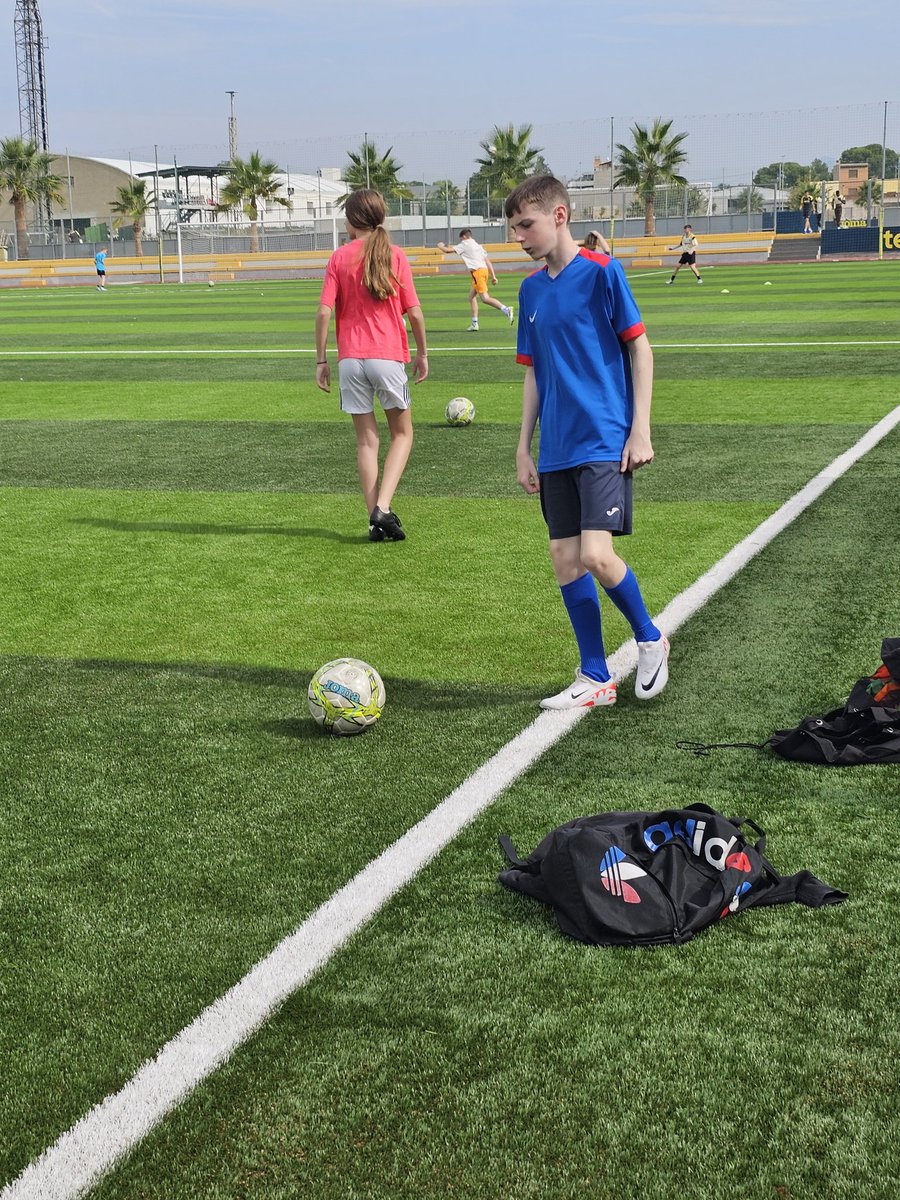 TEAMPEGW's tweet image. Last day of training. We started off with team warm-ups to get us hyped up for a game against each other @Greenwood_Acad #goodfun #footballfever