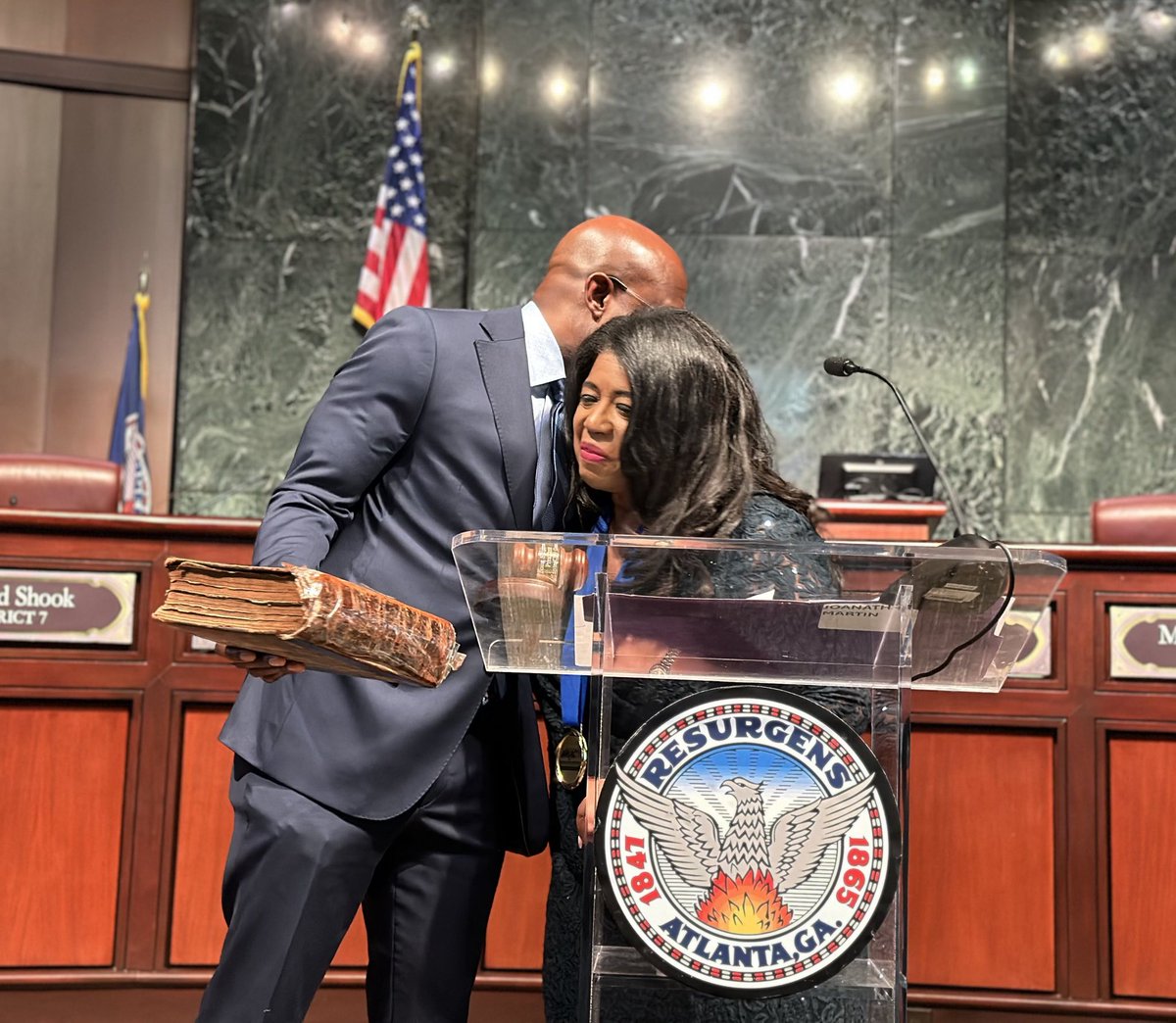 SenatorWarnock's tweet photo. Thrilled to join @AMAC_ORG to honor Maynard Jackson's legacy!
Mayor Jackson's vision for @ATLAirport helped turn Atlanta into an economic & cultural hub, and earlier this year I was proud to pass a provision in the #FAALaw to help prevent a state takeover of this crown jewel. https://t.co/vcPSJw4Ije