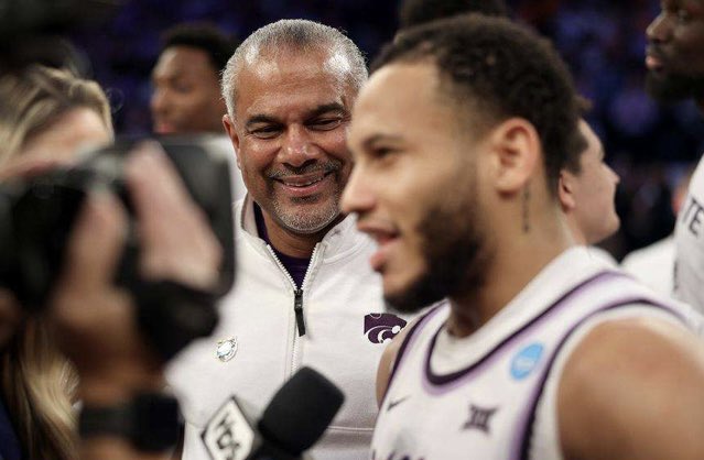 Hoop Herald (@thehoopherald) on Twitter photo Jerome Tang on why he recruits little guards:
“There is something about guys that have that Napoleon Complex…Their heart is bigger than their body…Their whole life they have been doubted” Jerome Tang on why he recruits little guards:
“There is something about guys that have that Napoleon Complex…Their heart is bigger than their body…Their whole life they have been doubted”