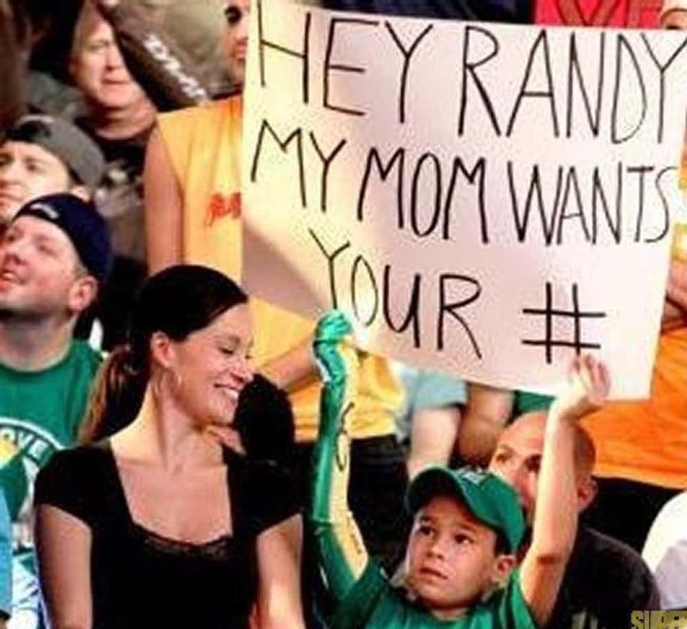 Some of the Most Hilarious and Iconic Fan Signs in WWE History

🚨 A THREAD 🚨