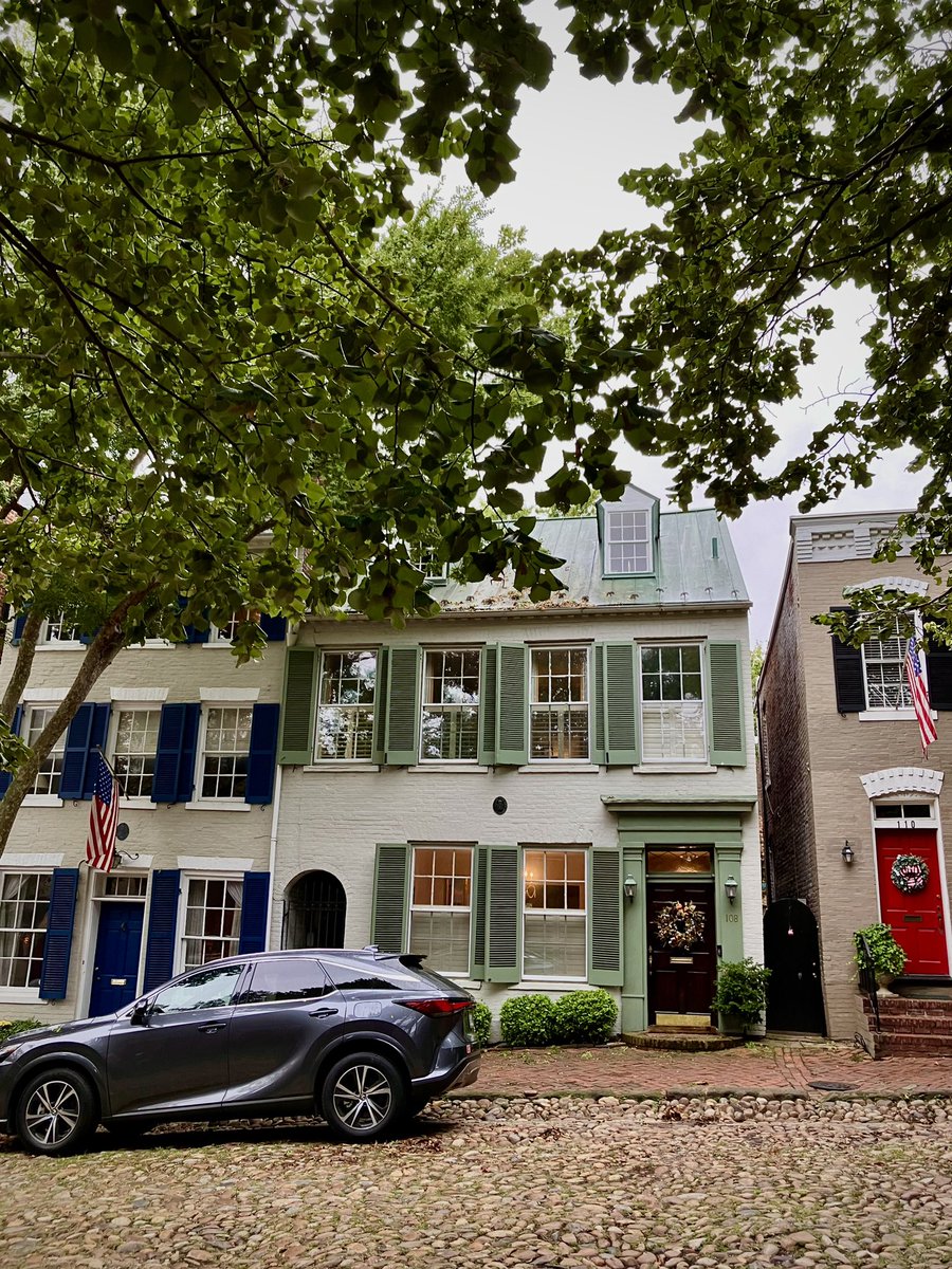 HobanGirl's tweet photo. The bright summer had passed away, and gorgeous autumn was flinging its rainbow-tints of beauty on hill and dale.
— Cornelia L. Tuthill, ‘Virginia Dare: Or, the Colony of Roanoke,’ 1840
#OldTown #Alexandria #PrinceSt #CaptainsRow #coneflower #Bougainvillea https://t.co/fwijFXojcV