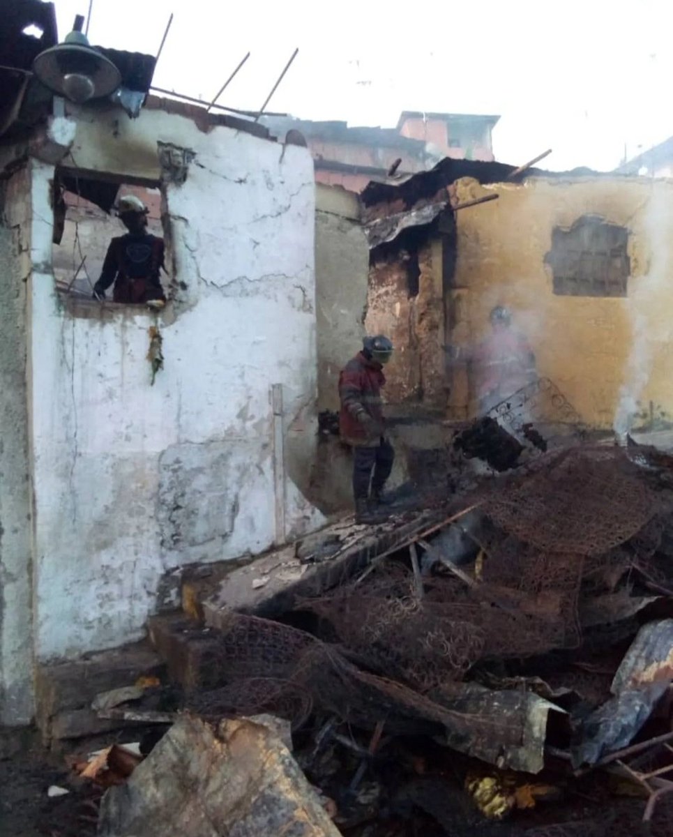 GaudyPerozo's tweet image. Tres personas fallecidas, entre  ellas una niña de 4 años, dejó un incendio en una casa de dos pisos en Gramoven, Catia. Bomberos de Caracas y Protección Civil Capital atendieron el suceso. El CICPC investiga si el incendio fue provocado,  producto de una venganza.
#catia