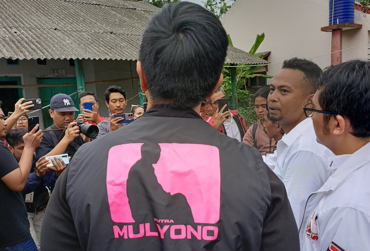 Kenapa pakai Rompi bertuliskan "Putera Mulyono?"

Karena dia ga mampu menjawab masalah dengan GAGASAN. Kepala yang KOSONG tak mampu menarasikan setiap visi dan misi

Jadi sama seperti dulu, mainkan GIMMICK. Mulyono adalah bagian dari protes rakyat kepada Jokowi, tetapi Kaesang