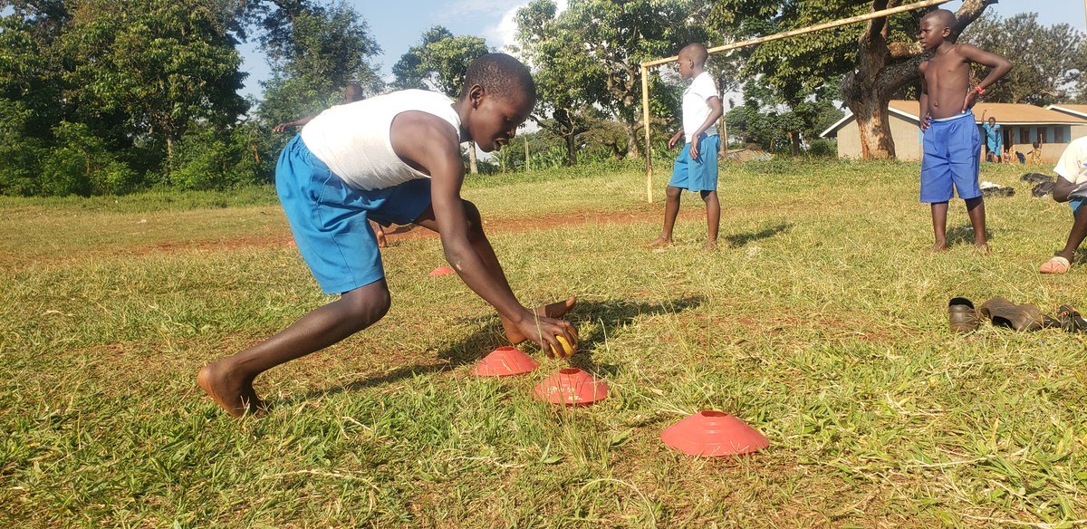 KusasiraAaron's tweet image. #rapidfire this game takes things to another level for it solves the problem of less equipment for you just need one bat and one ball but handle many numbers of kids. @CricketUganda @CWBglobal @ICC_Africa_ @kawowosports @Boothby105