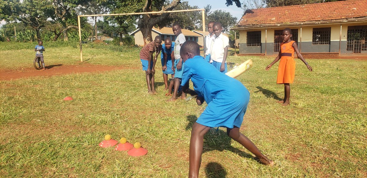 KusasiraAaron's tweet image. #rapidfire this game takes things to another level for it solves the problem of less equipment for you just need one bat and one ball but handle many numbers of kids. @CricketUganda @CWBglobal @ICC_Africa_ @kawowosports @Boothby105