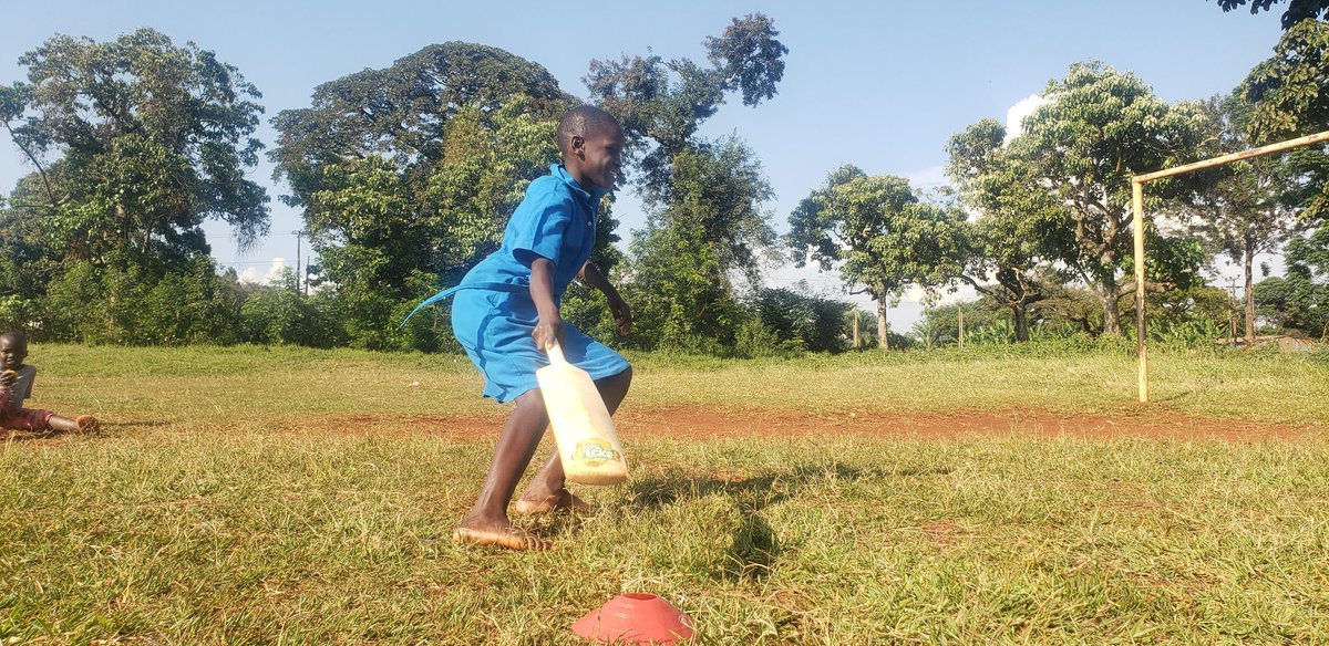 KusasiraAaron's tweet image. #rapidfire this game takes things to another level for it solves the problem of less equipment for you just need one bat and one ball but handle many numbers of kids. @CricketUganda @CWBglobal @ICC_Africa_ @kawowosports @Boothby105